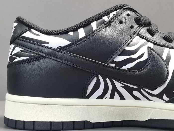 Quartersnacks x Nike SB Dunk Low Zebra DM3510-001