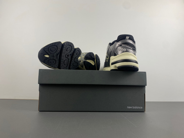 The New Balance 1000 “Silver Metallic” M1000SL.