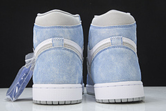 Air Jordan 1 High OG “Hyper Royal” 555088-402