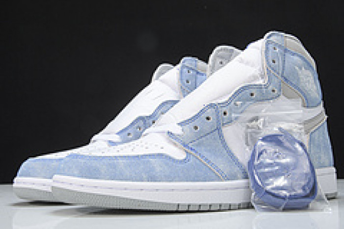 Air Jordan 1 High OG “Hyper Royal” 555088-402