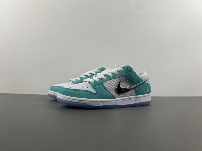 Dunk SDCAI*NIKE SB Low FD2562-400