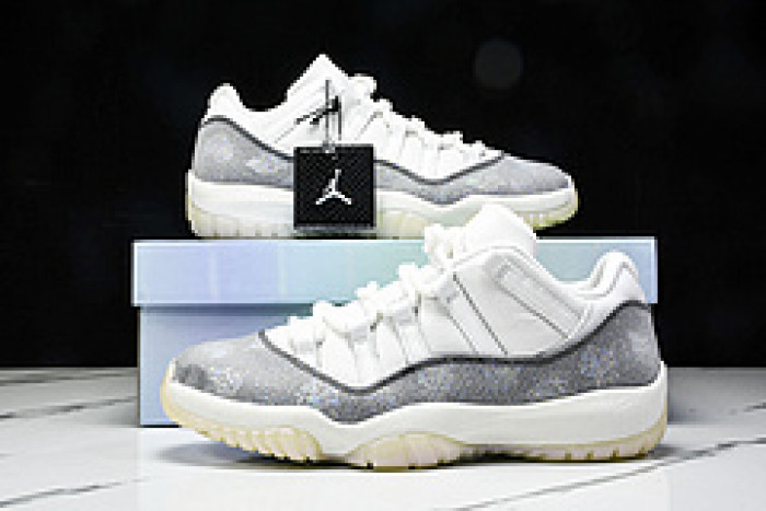 Air Jordan 11 Low HQ7000-001
